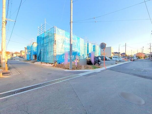 前面道路を含めた現地写真です。