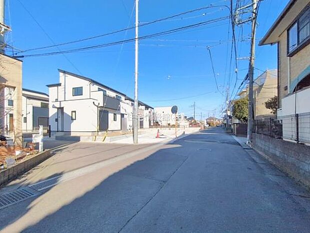 前面道路を含めた現地写真です。