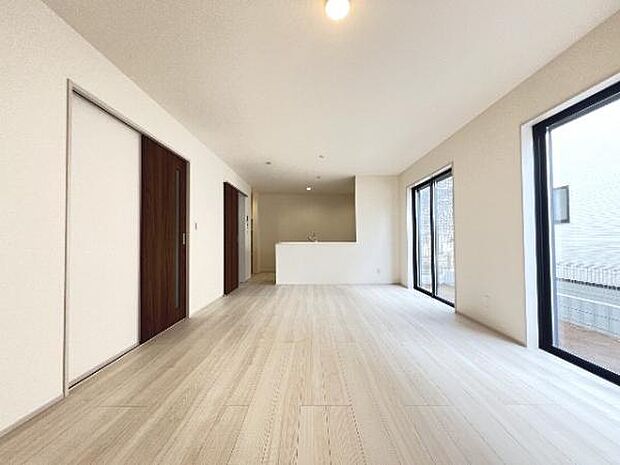 明るい日差しが入る風通しの良いリビングです。