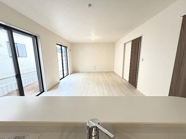 キッチンからリビングが見渡せ、お料理中もご家族の様子を見守れます