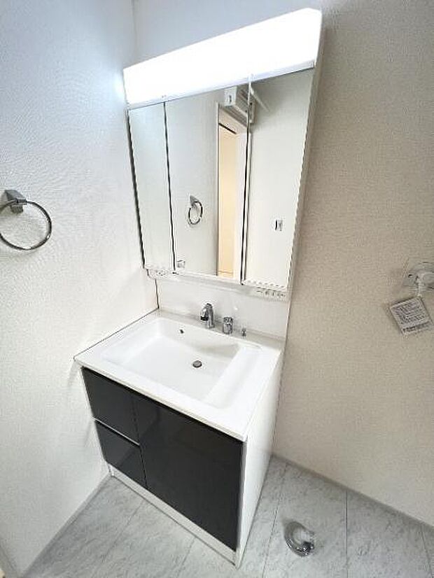 シャワー付き洗面化粧台です。手軽にシャンプーができ、お掃除もしやすいですね。