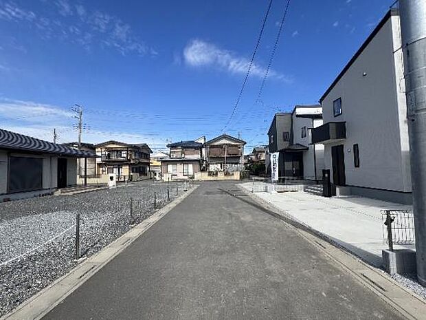 前面道路を含めた現地写真です。