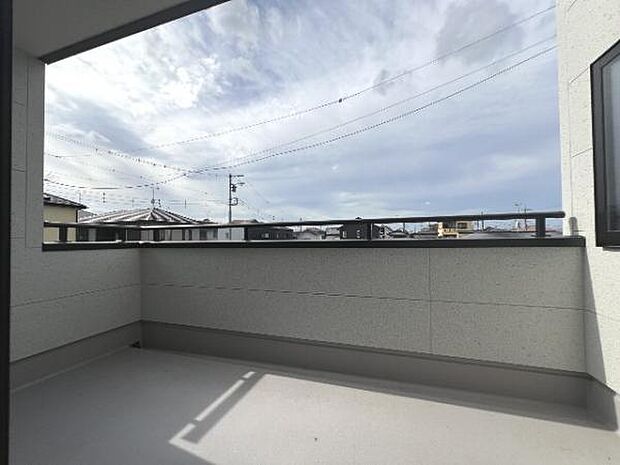 開放感あふれる広々としたバルコニーはお洗濯はもちろん、ガーデニングなども楽しめます。