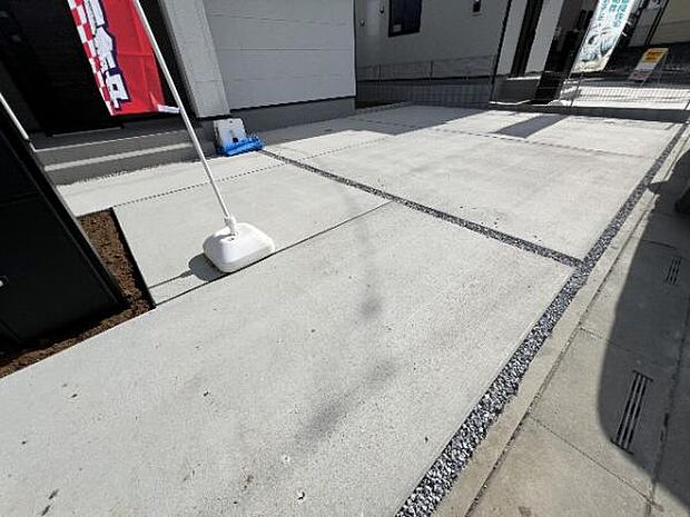 駐車場です。前面道路との高低差も少なく、スムーズに出入りできます。