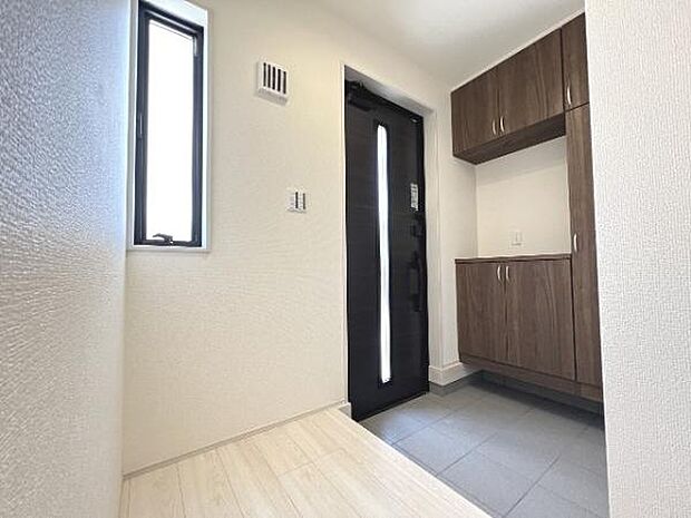 綺麗で明るい玄関でお客様をお迎えいただけます。