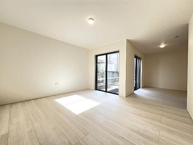 ご家族みんながゆったりくつろげる広々リビングです。