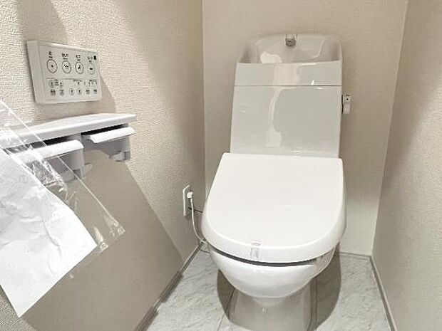 シャワー洗浄機能付のトイレは、清潔感が印象的な空間ですね。