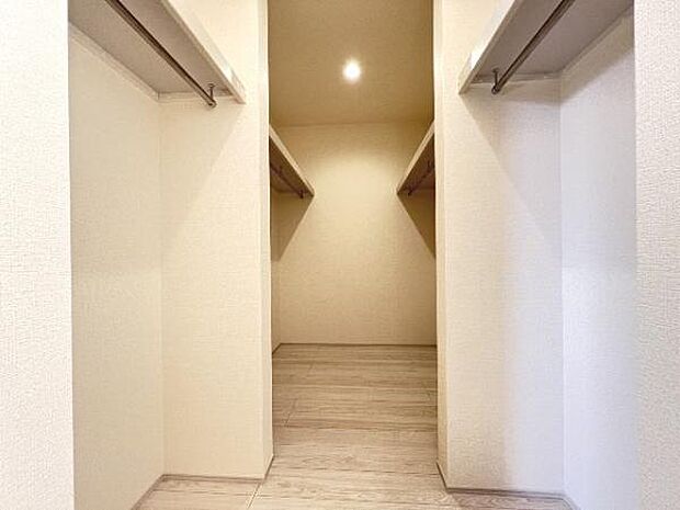 ウォークインクローゼットは、ハンガーパイプや枕棚が備わっており、お洋服等すっきりと収納いただけます。