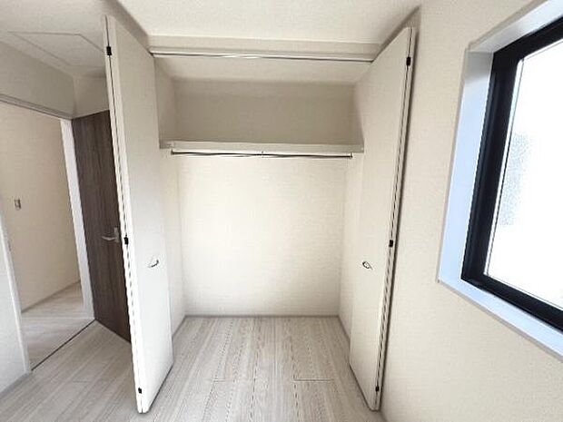 中の物を確認しやすく、取り出しやすい収納スペース。お部屋を広々とお使いいただけます。