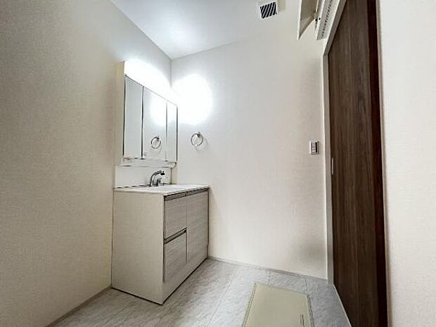 快適で清潔感がある脱衣スペースです。