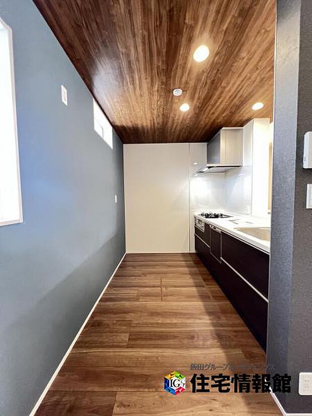 作業スペースが広く家事動線をゆったりと確保できるキッチンです。