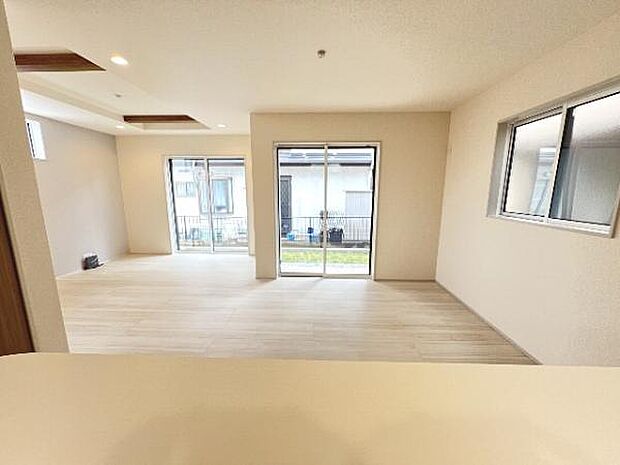 キッチンからリビングが見渡せ、お料理中もご家族の様子を見守れます