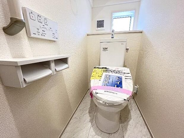 シャワー洗浄機能付のトイレは、清潔感が印象的な空間ですね。