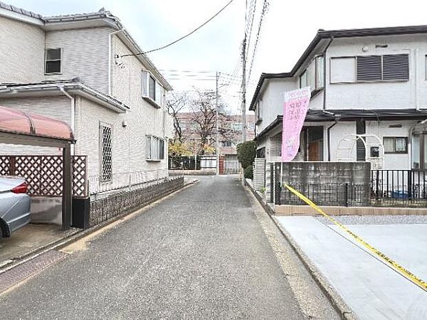 前面道路を含めた現地写真です。