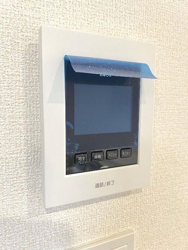 訪問者が一目で分かるTVモニタ付きインターフォンを装備した心強さも魅力なお住まいです。