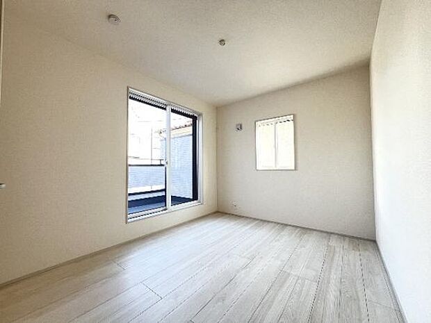 明るい広々とした主寝室でご家族ゆっくりお休みになれますね。