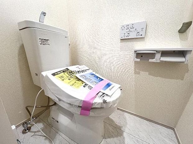 シャワー洗浄機能付のトイレは、清潔感が印象的な空間ですね。