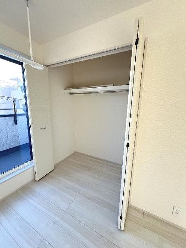 いつでもお部屋をスッキリお使い頂ける収納スペースを設置。