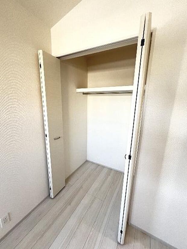 中の物を確認しやすく、取り出しやすい収納スペース。お部屋を広々とお使いいただけます。