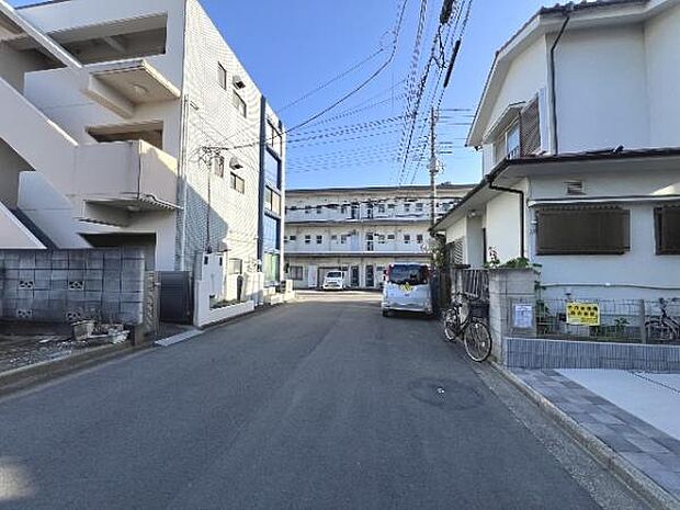 前面道路を含めた現地写真です。