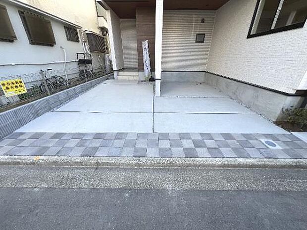 駐車場です。前面道路との高低差も少なく、スムーズに出入りできます。