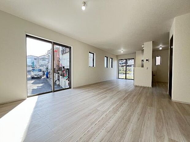 明るい日差しが入る風通しの良いリビングです。