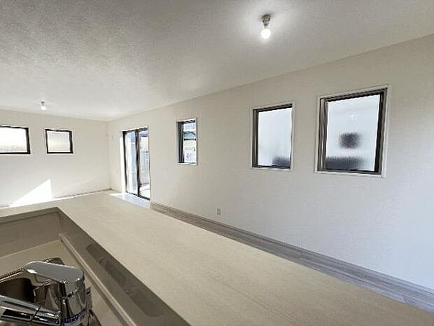 カウンターキッチン越しに会話も楽しめるダイニングキッチン。