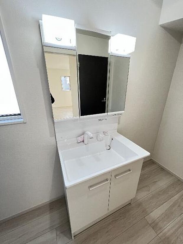 シャワー付き洗面化粧台です。手軽にシャンプーができ、お掃除もしやすいですね。