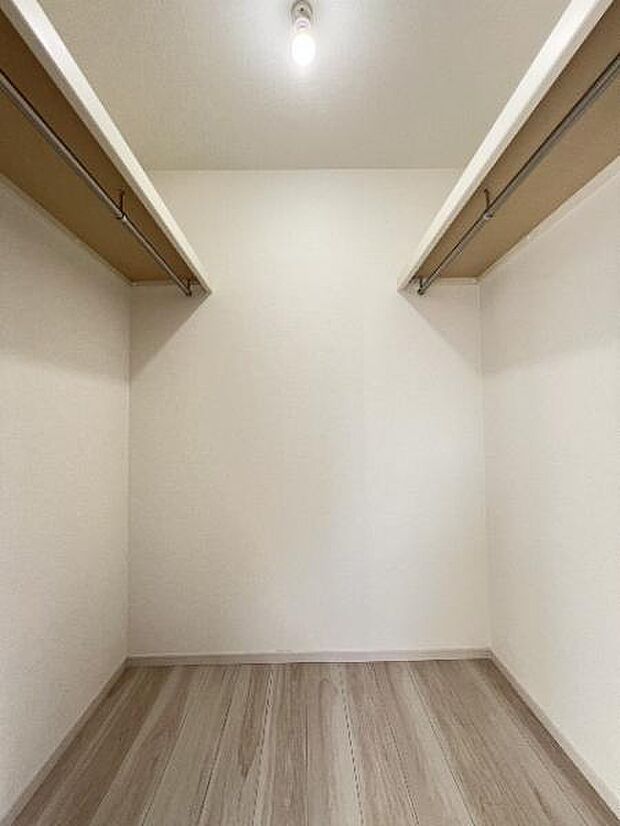 ウォークインクローゼットは、ハンガーパイプや枕棚が備わっており、お洋服等すっきりと収納いただけます。