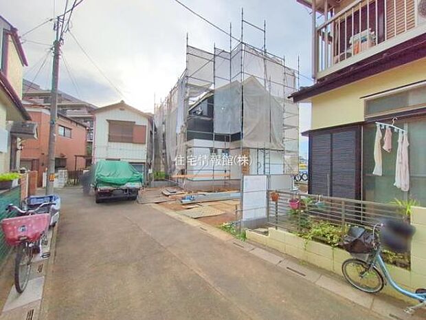 前面道路を含めた現地写真です。