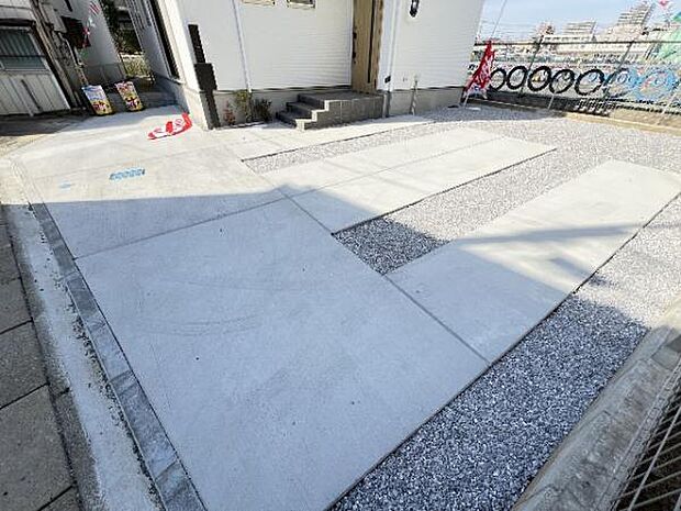 駐車場です。前面道路との高低差も少なく、スムーズに出入りできます。