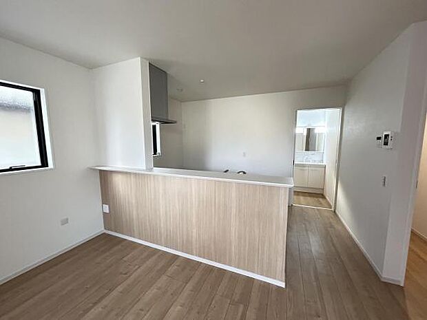 お食事中もキッチンと会話が楽しめるダイニングスペース。