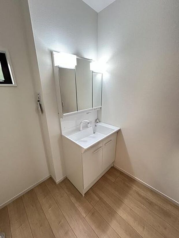 洗面化粧台です。朝の身支度から1日が始まります。