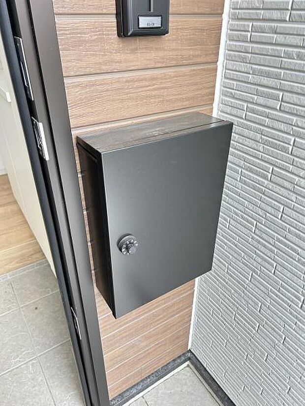 TVドアホンとポストです。