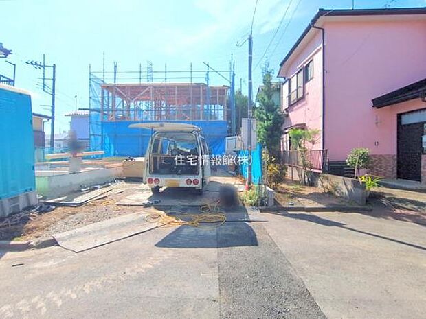 前面道路を含めた現地写真です。