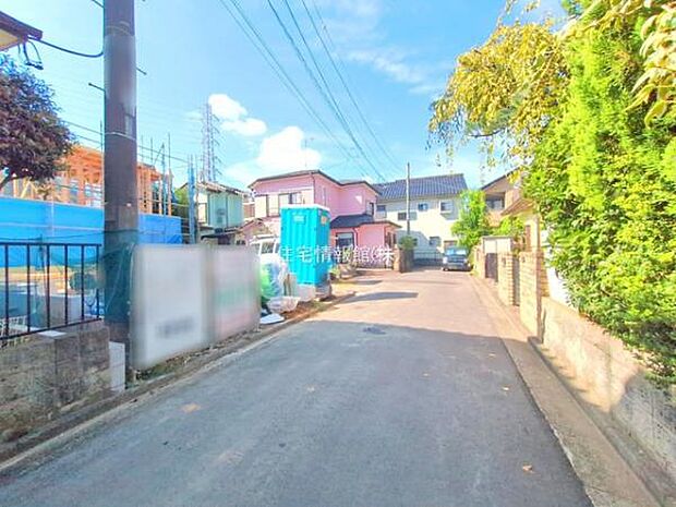 前面道路を含めた現地写真です。