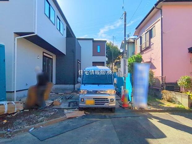 前面道路を含めた現地写真です。