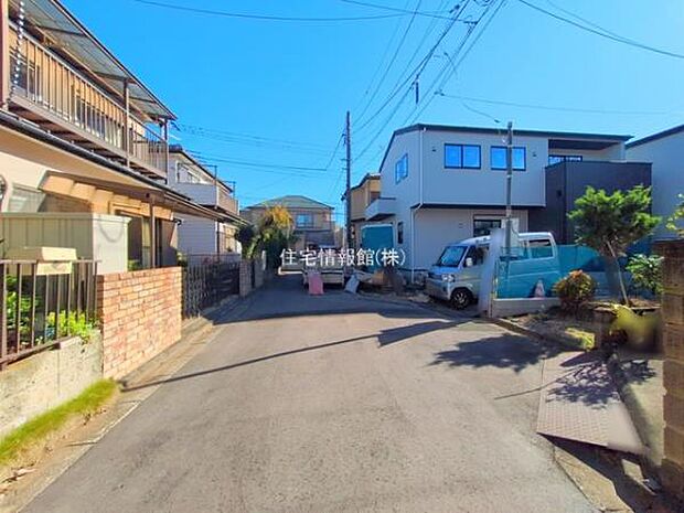 前面道路を含めた現地写真です。