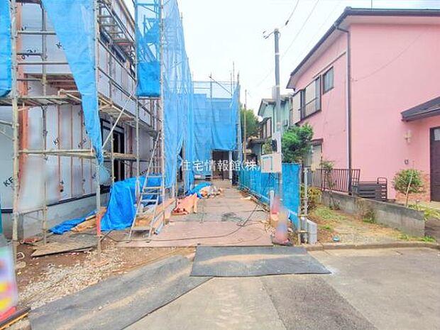 前面道路を含めた現地写真です。