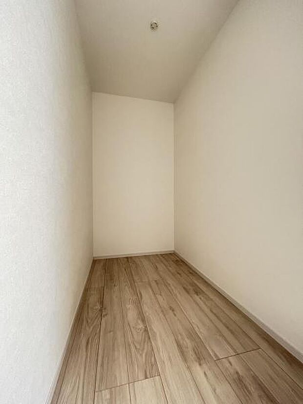 ウォークインクローゼットがあり収納スペースも豊富。季節物もスッキリ片付きそうです。