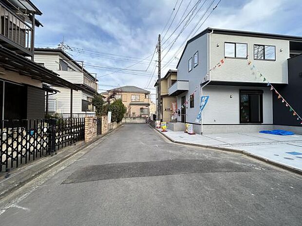 前面道路を含めた現地写真です。