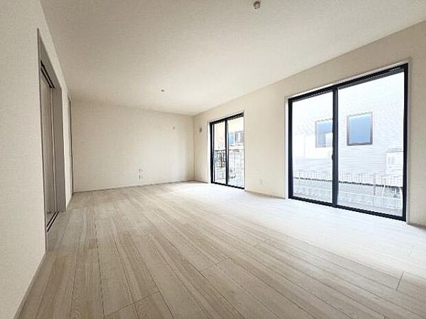 家族とゆったり時間を過ごせるリビングダイニング。