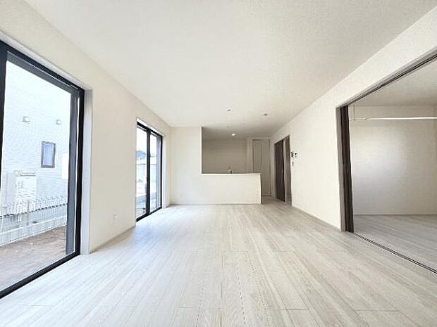 ご家族みんながゆったりくつろげる広々リビングです。