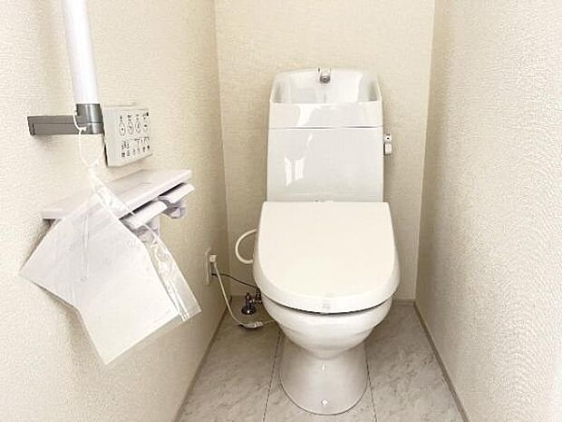 シャワー洗浄機能付のトイレは、清潔感が印象的な空間ですね。