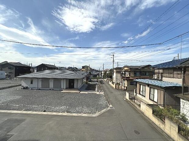 バルコニーからの眺望です。明るい陽射しを浴びながらゆったりと過ごすのも良いですね。