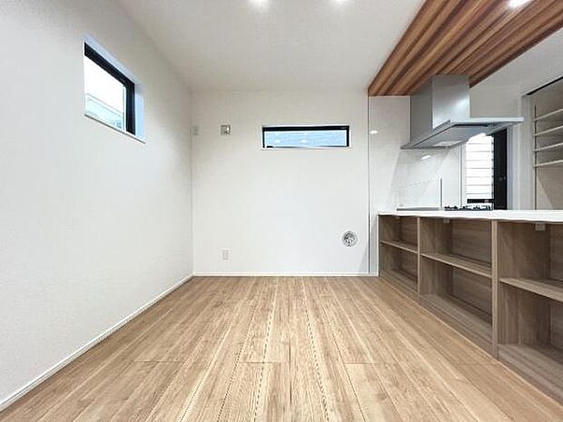 キッチン正面にダイニングセットを配置することで、配膳もスムーズに。調理中も会話を楽しめます。