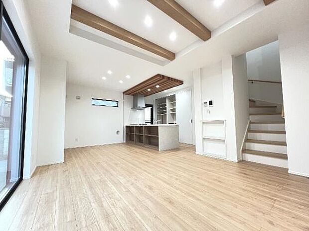 明るい日差しが入る風通しの良いリビングです。