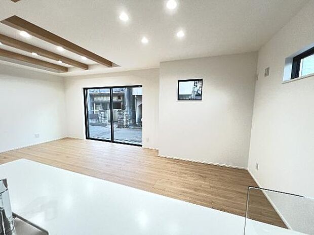 カウンターキッチン越しに会話も楽しめるダイニングキッチン。