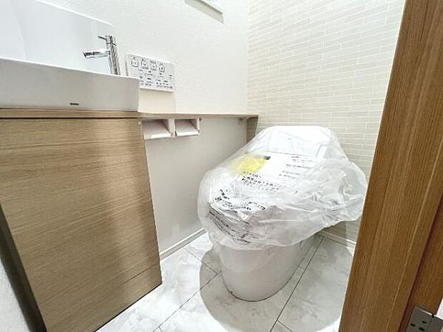 シャワー洗浄機能付のトイレは、清潔感が印象的な空間ですね。