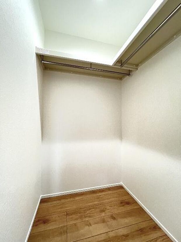 ウォークインクローゼットがあり収納スペースも豊富。季節物もスッキリ片付きそうです。